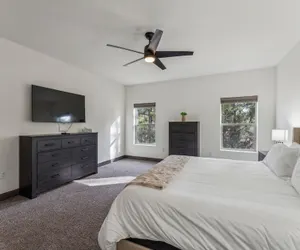 Photo 5 - Scenic Golf Retreat With Modern Comforts & Fireplace 4 Bedroom Townhouse