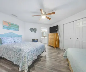 Photo 4 - Treetop Beach Condo Sleeps 7!