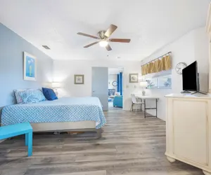 Photo 3 - Treetop Beach Condo Sleeps 7!