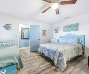 Photo 5 - Treetop Beach Condo Sleeps 7!