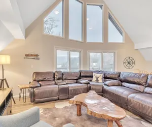 Photo 2 - Deerfield Hideaway At Old Rocky 5 Bedroom Home