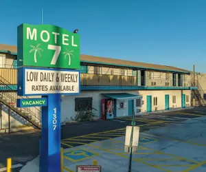 Photo 2 - Motel 7 By Oyo Near Phoenix Airport