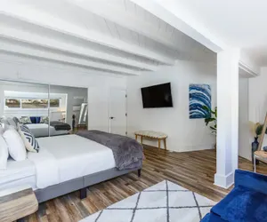 Photo 2 - Cheerful 2 Bedroom with Sunset Views