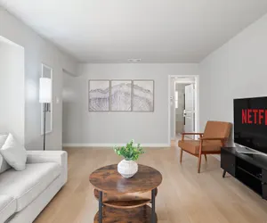 Photo 3 - Luxury Modern Retreat w Spacious Yard Premium Comfort