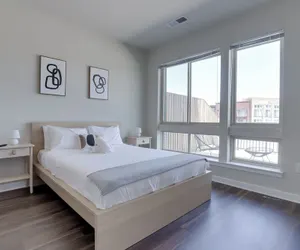 Photo 5 - Spacious 2BR Apt with Den W Balcony