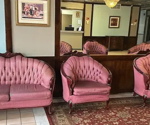 Photo 4 - Napoleon Inn & Suits