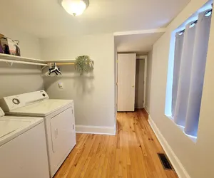 Photo 5 - Entire House 1BD King Bed near Downtown