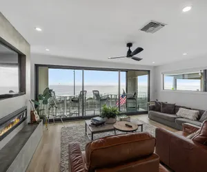 Photo 4 - Carlsbad Beachfront Home W Hot tub
