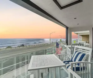Photo 3 - Carlsbad Beachfront Home W Hot tub