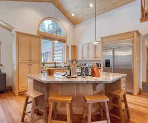 Photo 4 - 10mins to Lake & Town Deck, Ping Pong, Pool Table Donner Ridge by Avantstay
