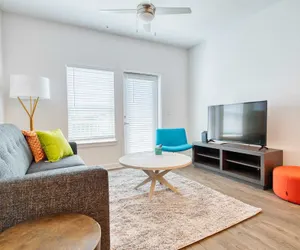 Photo 5 - Grand Two Bedroom Two Bathroom Apartment with Balcony by The Scholar
