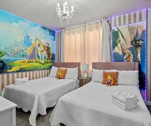 Photo 2 - Luxury 5bed Home With Pool and Game Room