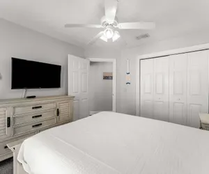 Photo 3 - Palm Breeze Retreat Sleeps 10!