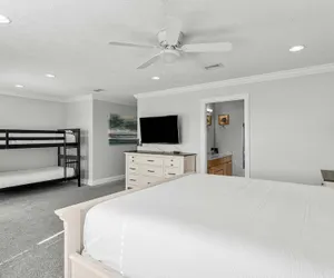 Photo 5 - Palm Breeze Retreat Sleeps 10!