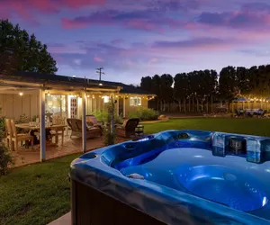 Photo 4 - Hummingbird Haven by Avantstay Dog-friendly Near the Beach Huge Yard Hot Tub