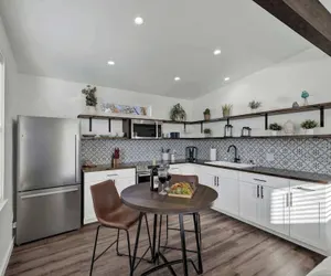 Photo 5 - Evergreen Escape W/hot-tub 5 Min to Downtown!