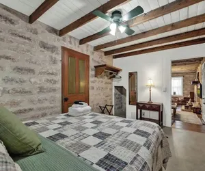 Photo 4 - Rocking Ox Gasthaus and Barn Cabin