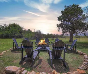 Photo 2 - Rocking Ox Gasthaus and Barn Cabin