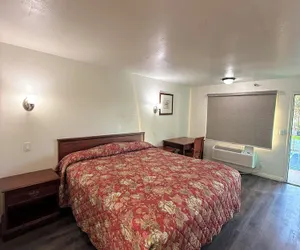 Photo 5 - Royale Inn Motel