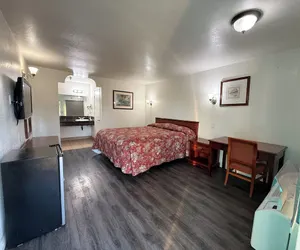 Photo 4 - Royale Inn Motel