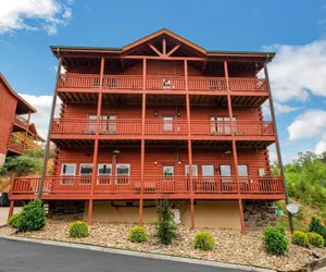 Photo 4 - Laurel Point by Avantstay Sleeps 18! Indoor Pool, Hot Tub, Theater, Game Room