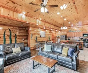 Photo 2 - Laurel Point by Avantstay Sleeps 18! Indoor Pool, Hot Tub, Theater, Game Room