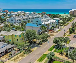 Photo 3 - Luxe Villa Near Beach, Pool + Hottub, Chef's Kitchen Woodward Way by Avantstay