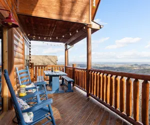 Photo 5 - Bears Den Way Resort Cabin w Games Hot Tub View Mins From Dollywood