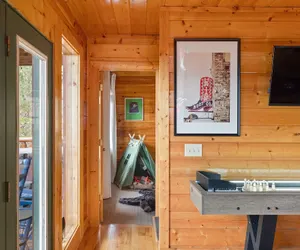 Photo 4 - Bears Den Way Resort Cabin w Games Hot Tub View Mins From Dollywood