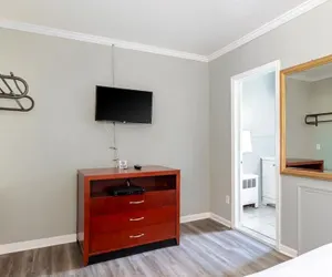 Photo 3 - Cozy Stay in Brownstown w/ Wi-fi & Streaming TV