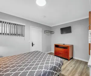 Photo 3 - Comfortable Stay in Brownstown w/ Great Amenities