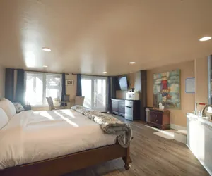 Photo 4 - Lakeshore Lodges