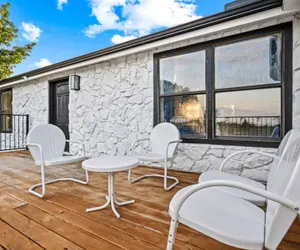 Photo 5 - Spacious House-single Level Near Lake Huge Parking