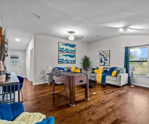 Photo 2 - Spacious House-single Level Near Lake Huge Parking
