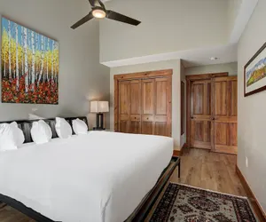 Photo 5 - Beautifully Updated Mountain Chic Condo 1 Bedroom Condo