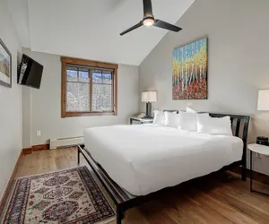 Photo 4 - Beautifully Updated Mountain Chic Condo 1 Bedroom Condo