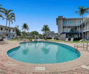 Photo 5 - Oceanfront Oasis Charming 1BR Getaway