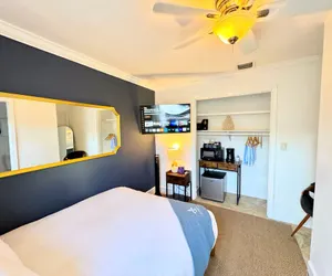 Photo 3 - Islands Inn on the Drive - Inner Sanctum - Queen Bed - B0