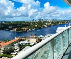 Photo 2 - 5-star Condo at The W Residences 1BR by Oneluxstay