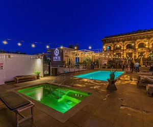 Photo 3 - Stylish Deluxe 1BR At HWH by Oneluxstay