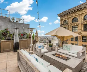 Photo 4 - Stylish Deluxe 1BR At HWH by Oneluxstay