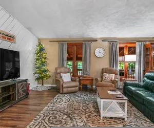 Photo 2 - Lakeside Getaway Includes Hot Tub pet Friendly