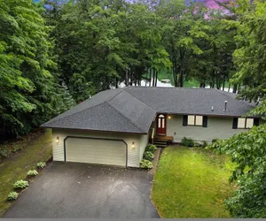 Photo 4 - Lakeside Getaway Includes Hot Tub pet Friendly