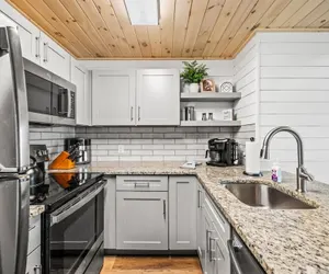 Photo 3 - Loft Sleeps 8 Views Indoor Pool Access