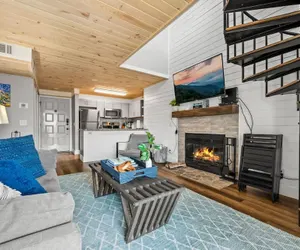 Photo 2 - Loft Sleeps 8 Views Indoor Pool Access