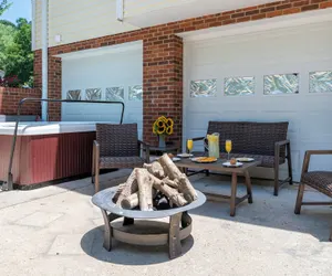 Photo 2 - KingBed Hot Tub BBQ Games Hypoallergenic