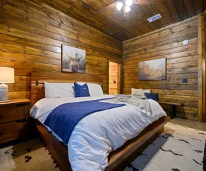 Photo 4 - Cabin Vibe - Bunkroom - 3 King - Firepit - Shuffleboard
