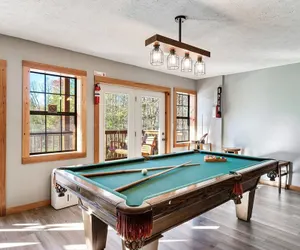 Photo 2 - Stunning Cabin w Hot Tub Pool Table Arcades