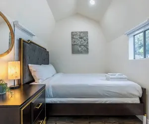 Photo 2 - Stunning LA Luxury Retreat: Ideal for Work or Play