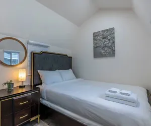 Photo 5 - Stunning LA Luxury Retreat: Ideal for Work or Play